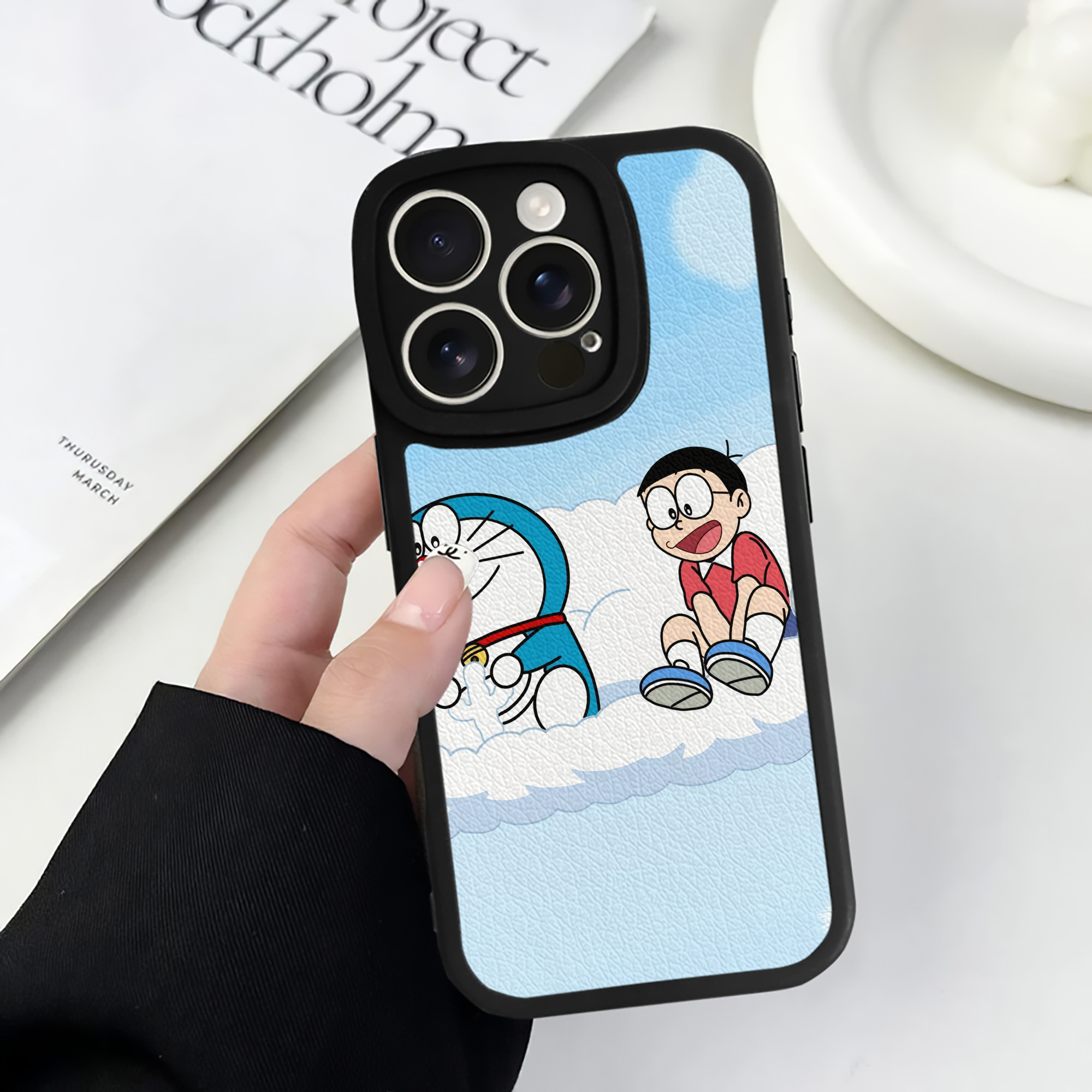 （画像用） ドラえもん Doraemon 【iPhone 16シリーズ対応】シリコンスマホケース（レザー調） 材質：シリコン